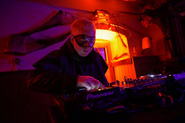 DJs sorgen für Stimmung im Kuck'. | Foto: Santrucek