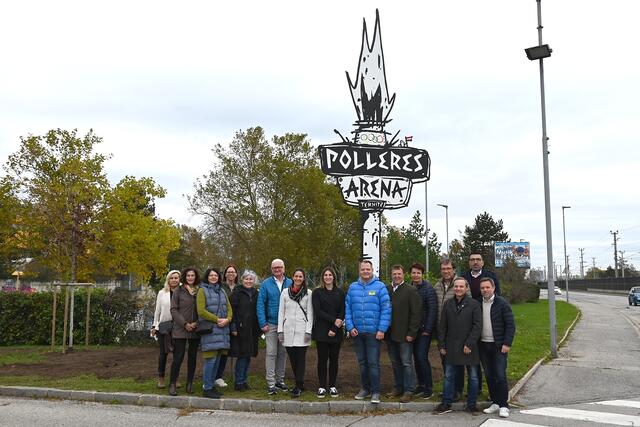 Künstler Bernd Püribauer stiftete das "Olympia-Feuer" für die Polleres-Arena. | Foto: Kristin Stocker/Stadtgemeinde Ternitz