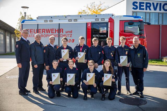 Dank ihrer hervorragenden Leistungen dürfen sie nun stolz das Feuerwehrjugendleistungsabzeichen in Gold tragen. | Foto: zVg.