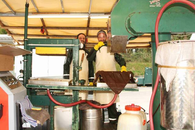Die Äpfel werden gewaschen, gepresst, haltbar gemacht und in 5Liter-Boxen abgefüllt. Vor Ort ab einer Menge von 50 Kilogramm. | Foto: Peter Seper