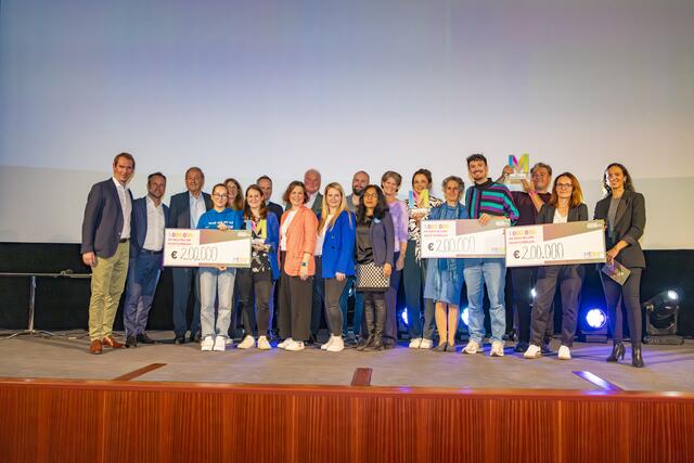 Drei Siegerprojekte erhielten bei der Finalshow der Bildungsmillion jeweils 200.000 Euro.  | Foto: Andreas Novotny