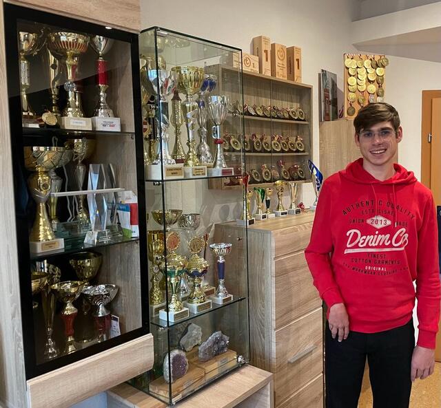 Stolz präsentiert der 23-jährige Wängler Parasportler seine Pokale und Medaillen. | Foto: Stütz