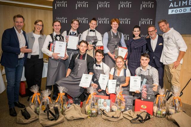 Die Teilnehmer des Falstaff Young Talent Cups in der Kategorie „Gastgeber-Bar“ mit den Juroren.  | Foto: Wildbild