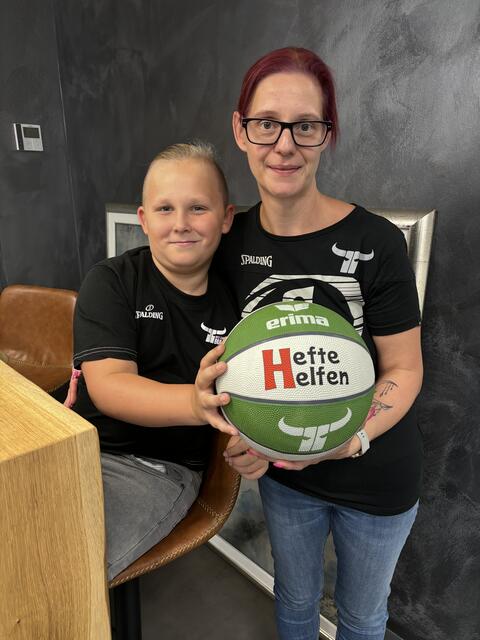 Nachwuchsspieler Luca Tinnauer mit seiner Mama Silke. | Foto: Kern