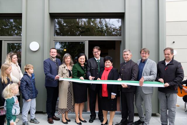 Der offizielle Akt mit dem Durchschneiden des Bandes: LAbg. Herbert Kober, Architektin Irene Kristiner, Bildungsdirektorin Elisabeth Meixner, Bgm. Anton Edler, Volksschuldirektorin Veronika Weinhandl. LAbg. Franz Fartek, LAbg. Andreas Lackner und Schulwart Martin Wango (v.l.)  | Foto: Robert Paul