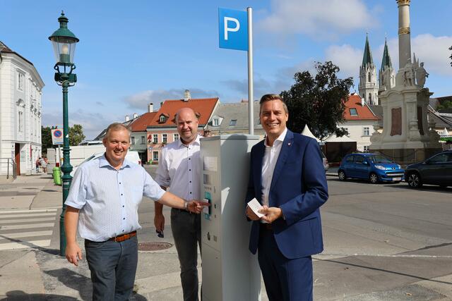 Stadtrat Leopold Spitzbart, Wirtschaftskammer-Obmann Markus Fuchs und Bürgermeister Christoph Kaufmann beim Start des Probebetrieb am Rathausplatz sowie Niedermarkt im August dieses Jahres. | Foto: Stadtgemeinde Klosterneuburg/Lutz