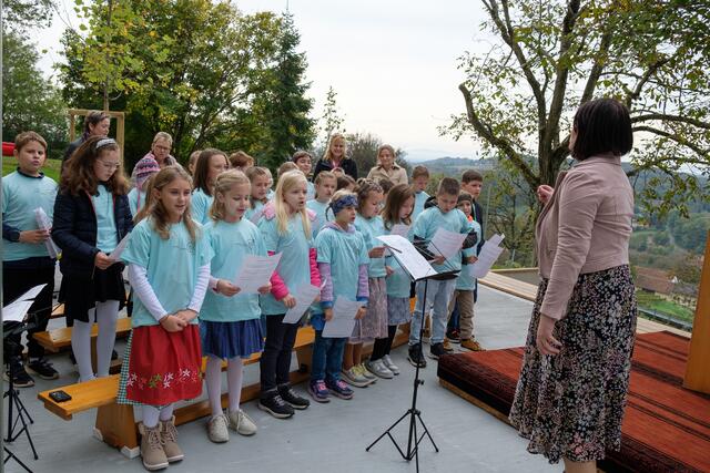 Nicht fehlen sollten Beiträge der Kinder bzw. vom Chor der Volksschule unter der Leitung von Elisa Frauwallner.  | Foto: Robert Paul