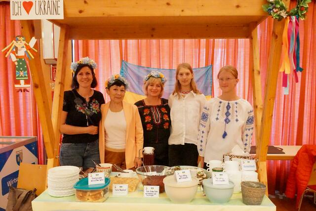 Stand der Ukrainerinnen mit Spezialitäten aus der Heimat. | Foto: Heidi Gaganas