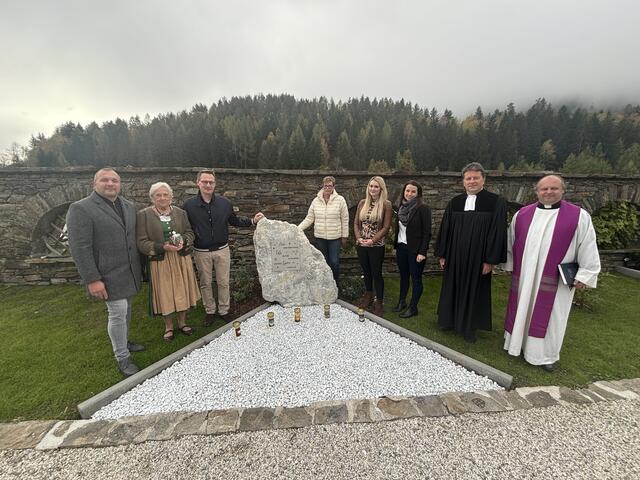 StR Werner Trattnig, Johanna Kulterer, Michael Maier, Dagmar Götzinger, Bernadette Hartl, Stefanie Ofner, Pfarrer Jörg Hiltner, Pfarrer Gerhard Simonitti (v.l.) | Foto: MeinBezirk
