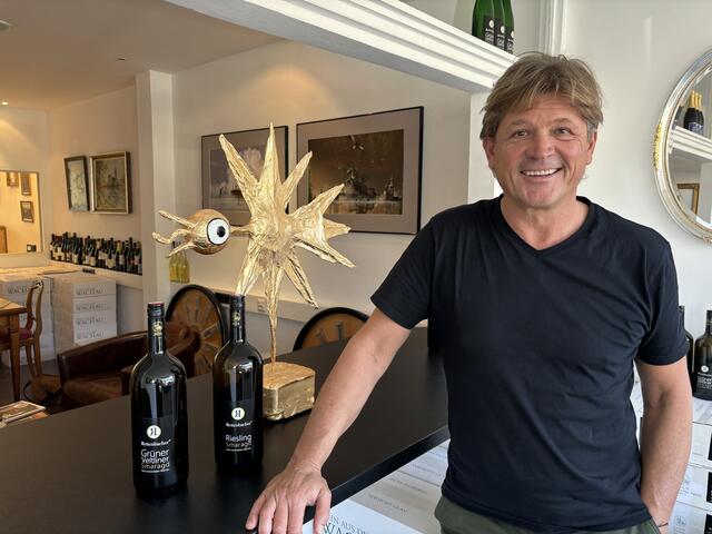 Günther Rettenbacher in seinem Geschäft "Wein und Kunst". | Foto: Thomas Fuchs