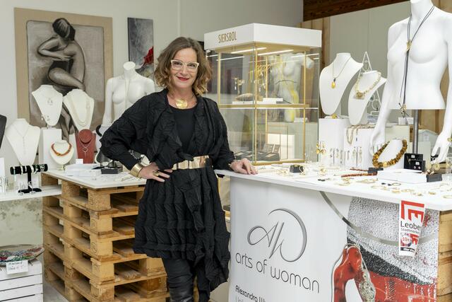 Die kreative Unternehmerin Alexandra Wurm bietet handgefertigte Schmuckstücke, individuelle Mode und selbstgemalte Kunstwerke an. | Foto: Klaus Pressberger