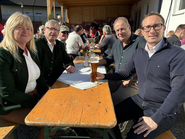 Ließen sich die bayrischen Delikatessen schmecken: Bezirkshauptmann Hermann Prem mit Gattin, Bürgermeister Josef Korpitsch und Vizebürgermeister Michael Glantschnig (v.l.). | Foto: Elisabeth Kloiber