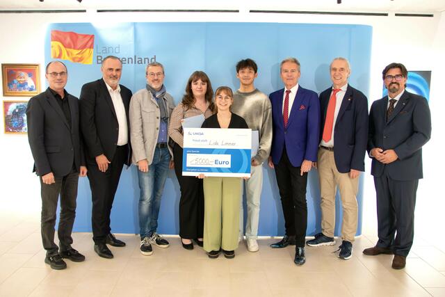 Von links: Franz Steindl (Joseph-Haydn-Privathochschule), Landeshauptmann Hans Peter Doskozil, David Seidel (Kunstinstitut Oberschützen), Nina Reichel (2. Preis bei "Musik Morgen 24"), Lida Limmer (1. Preis bei "Musik Morgen 24"), Jinwei Zhang (3. Preis bei "Musik Morgen 24"), Alfons Haider (Intendant der Seefestspiele Mörbisch), Gerhard Krammer (Rektor der Joseph-Haydn-Hochschule), Herbert Kaiser (Uniqa-Versicherung) | Foto: Landesmedienservice