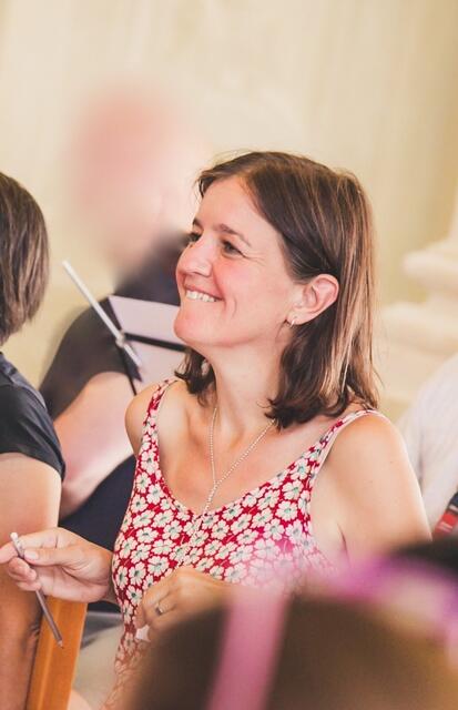 "Wir sind so unterschiedliche Leute mit unterschiedlichen Charakteren aus verschiedensten Berufen, die das gemeinsame Musizieren verbindet", sagt die Chorleiterin Maria Grünbacher. | Foto: Chor-I-Feen