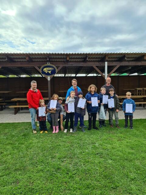 Die Hennersdorfer Nachwuchsfischer freuten sich über die von Bgm. Thaddäus Heindl verteilten Urkunden.  | Foto: Gemeinde Hennersdorf