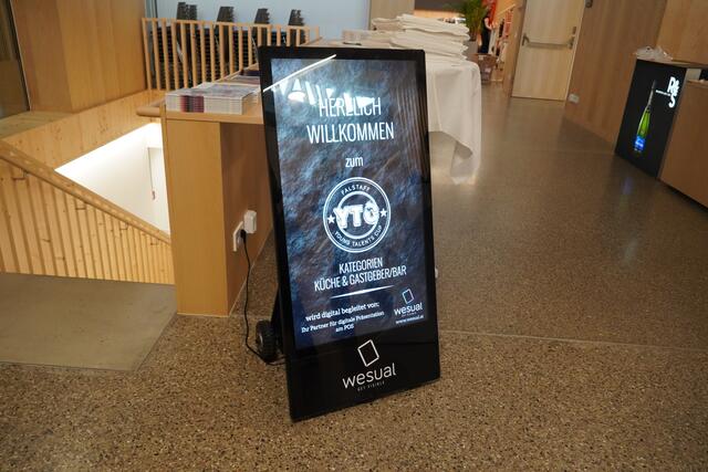 Ein herzliches Willkommen an der Tourismusschule Klessheim. | Foto: Emanuel Hasenauer