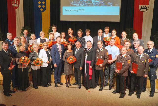Bei der Festsitzung des Gemeinderates im Vorjahr war auch die erste Bürgermeisterin Göppingens mit dabei. | Foto: Stadtgemeinde Klosterneuburg / Lutz