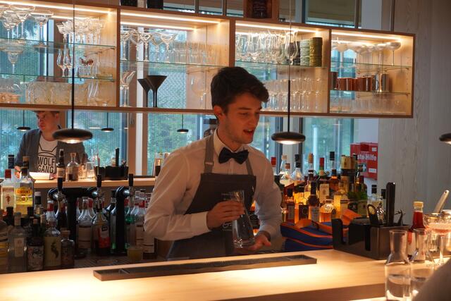 Der Gewinner Laurent Trojer von der Tourismusschule Bramberg bei seiner Prüfung. | Foto: Emanuel Hasenauer