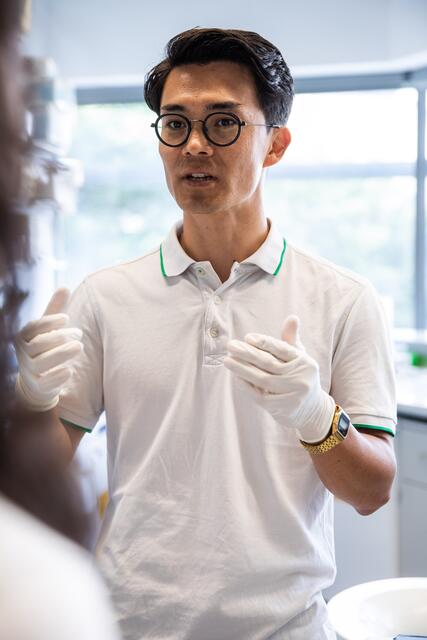 Mojtaba Tavakoli gilt als Koryphäe in der Neurowissenschaft und hat kürzlich sein Doktorat am ISTA abgeschlossen. | Foto: Nadine Poncioni/ISTA