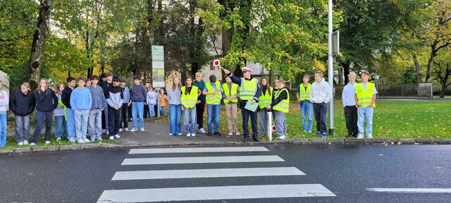 33 Mädchen und Burschen absolvierten die Ausbildung zum Schülerlotsen unter der Leitung von Inspektor Ohlinger aus Pettenbach.  | Foto: Kreativ-Musikmittelschule Kirchdorf