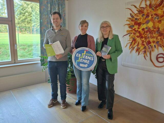 Von links: BO-Lehrer Alexander Karl (Mittelschule Köstendorf), die Geschäftsführerin der Plusregion Elisabeth Thaler und Direktorin Gerhild Hedegger-Malzer (MS Köstendorf). | Foto: Plusregion