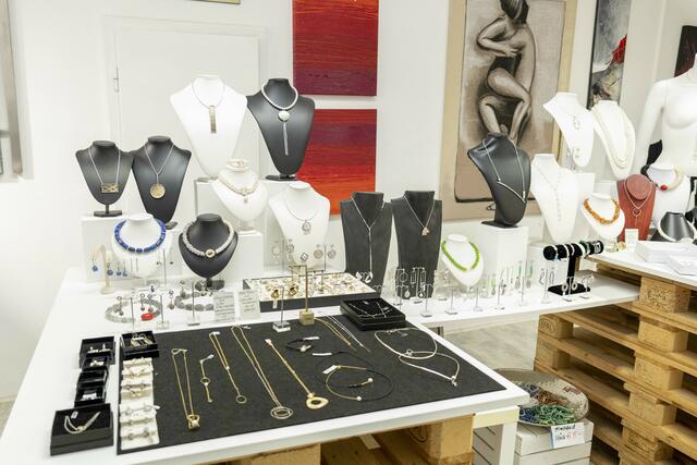 Unikate Schmuckstücke, moderne Malerei, individuelle Mode, Accessoires und Taschen finden Kundinnen bei "Arts of Woman". | Foto: Klaus Pressberger