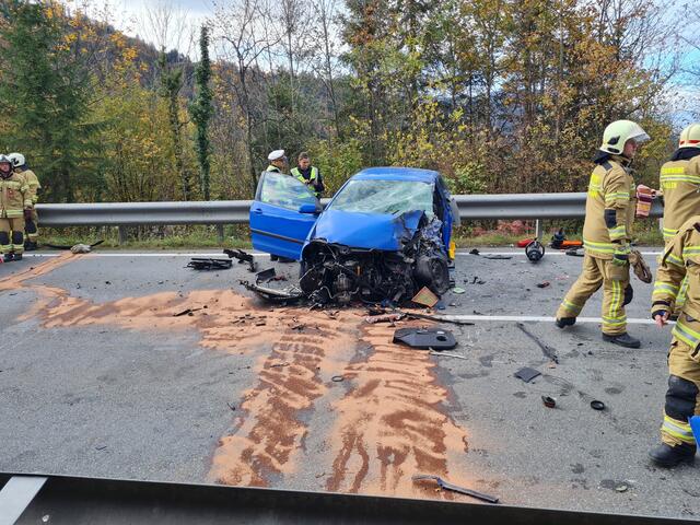 Beim Eintreffen der Feuerwehr-Einsatzkräfte war der Pkw-Lenker im Fahrzeug eingeklemmt und nicht ansprechbar. Er verstarb noch an der Unfallstelle. | Foto: Freiwillige Feuerwehr Hallein