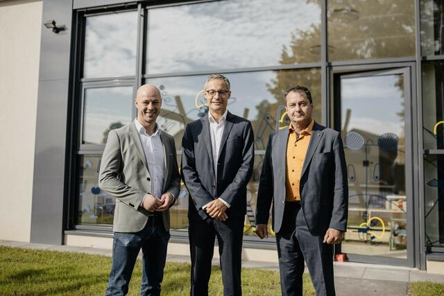Familienbund-Landesobmann Martin Hajart, Habau-Group-CFO Michael Mayer-Schütz und Bürgermeister Landtagsabgeordneter Anton Froschauer. | Foto: MW-Architekturfotografie / Habau Group