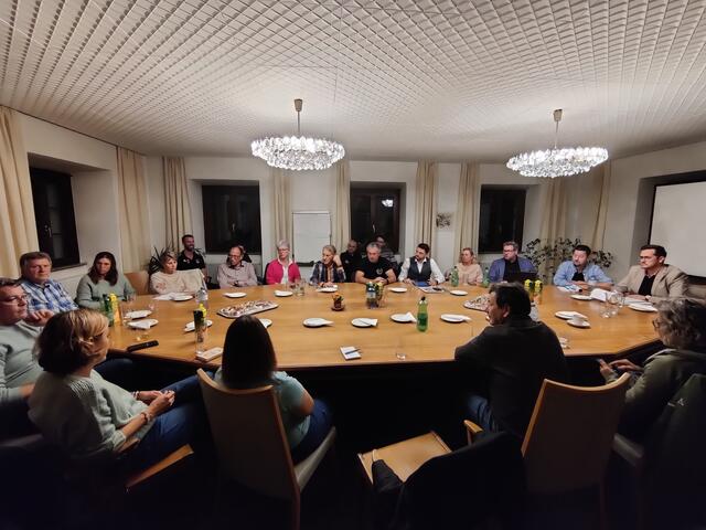 Vertreter der Haller Sportvereine tauschen sich beim ersten Club42-Treffen über die Zukunft der Sportinfrastruktur in Hall aus. | Foto: ÖVP Hall