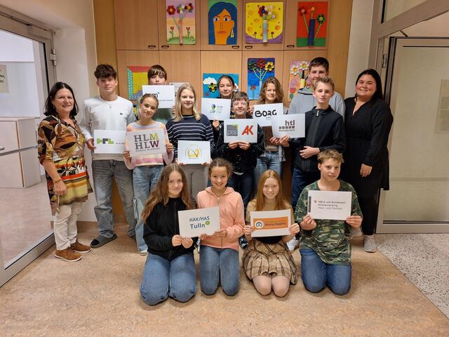 Links: Schulleiterin Christl Nagl-Eder; 
mittig: Schülerinnen und Schüler der NÖMS StAW
rechts: BO-Koordinatorin Teresa Havlicek. | Foto: NÖMS St. Andrä-Wördern