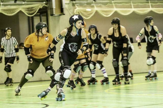 Roller Derby ist ein rasanter Vollkontaktsport auf Rollschuhen. Er wird überwiegend von FINTA-Personen (Frauen, Inter-, Nicht-binäre, Trans- und Agender-Personen) ausgeübt. Die SBG Knockouts (schwarz) sind das einzige Team in Salzburg. | Foto: SBG Knockouts