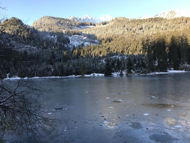 Der Frauensee in Lechaschau friert im Winter zu. | Foto: Reichel