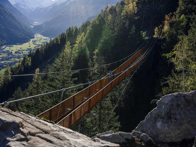 Die neue Hängebrücke oberhalb von Neustift im Stubaital schwebt fast 50 Meter über dem Boden und ist rund 110 Meter lang. Ein bisschen Mut fordert die Begehung schon, aber es lohnt sich! Seit der Eröffnung im Juni diesen Jahres hat sich die neue Attraktion schon zu einem echten Besuchermagneten entwickelt. | Foto: Nicolas Hafele