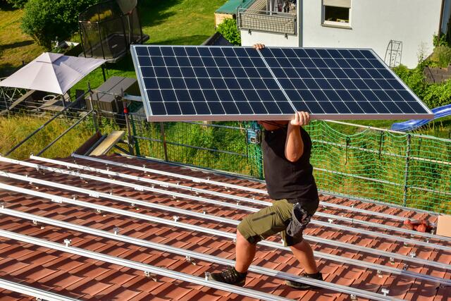 Wer heuer seine PV-Anlagen-Aufträge abschließt, bekommt noch die volle, höhere Förderung des Landes Kärnten. | Foto: Abobe Stock/Hermann