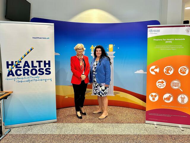Bettina Menne, Senior Policy Adviser bei WHO Regional Office for Europe und Elke Ledl, Leiterin der Initiative Healthacross (v. l.). | Foto: NÖ Landesgesundheitsagentur, Initiative Healthacross