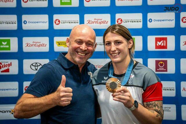 Michi Polleres mit ihrem Trainer Adi Zeltner und Edelmetall. | Foto: ÖJV