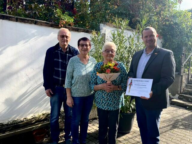 Johann Wagner (Schwiegersohn), Gertrude Wagner (Tochter), Katharina Zauninger, Bürgermeister Stefan Flotz. | Foto: Gemeinde