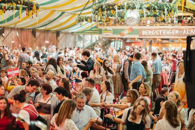 Insgesamt 380.000 Besucherinnen und Besucher waren dieses Jahr auf der Wiener Kaiser Wiesn. | Foto: Diesner