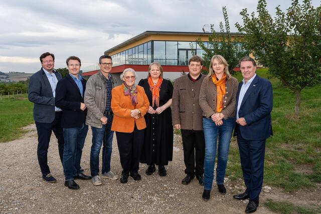 v.li.n.re.: WKNÖ-Bezirksstellenleiter Holger Lang-Zmeck, WKNÖ-Bezirksstellenobmann Thomas Hagmann, Bgm. Martin Rennhofer (Paudorf), Gertrude Aufreiter, Ilse Tanzer-Aufreiter, Harald und Katharina Aufreiter sowie WKNÖ-Präsident Wolfgang Ecker. | Foto: Andreas Kraus