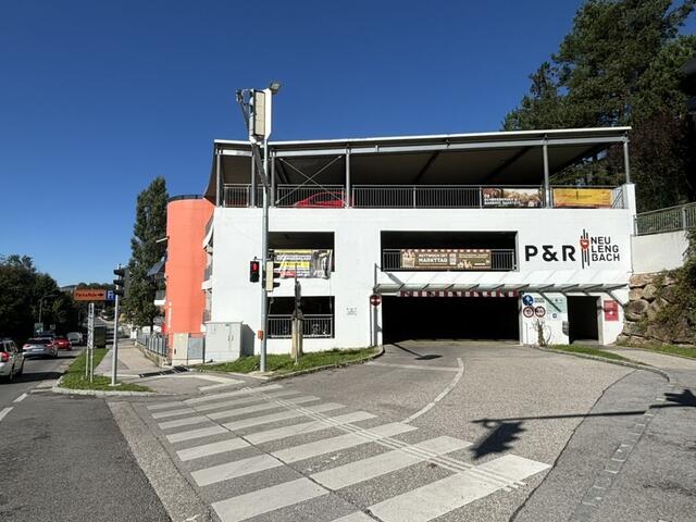Die kostenlose Park-and-Ride-Anlage in Neulengbach neben der Bahnstation. | Foto: Lauren Seywald