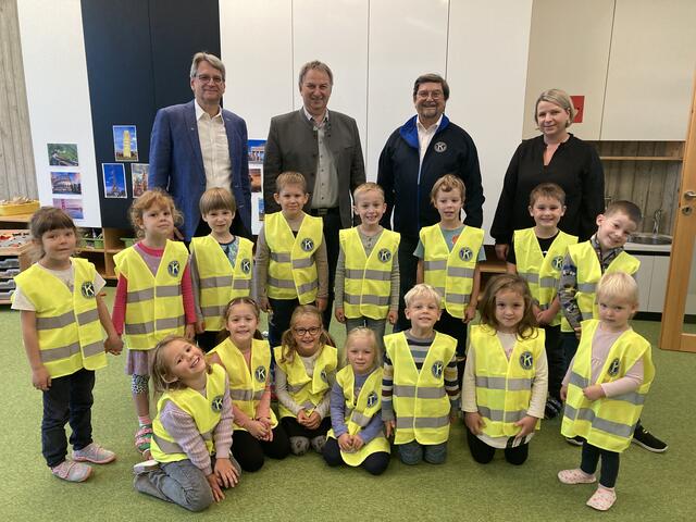 Kiwanis Club Leibnitz überreichte an die Kinder des Kindergartens St. Nikolai im Sausal Schutzwesten, um in der dunklen Jahreszeit die Sichtbarkeit der jungen Verkehrsteilnehmer zu erhöhen. | Foto: Kiwanis