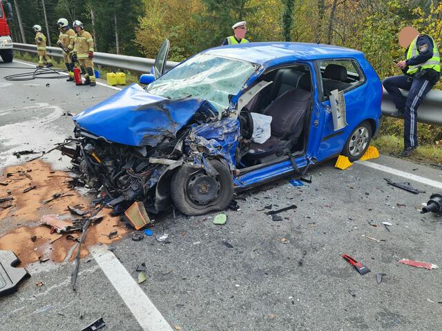 Bei einem Frontalzusammenstoß Montagnachmittag auf der B159, der Salzachtal Straße, verunglückte ein Pkw-Lenker aus Golling tödlich. | Foto: Freiwillige Feuerwehr Hallein