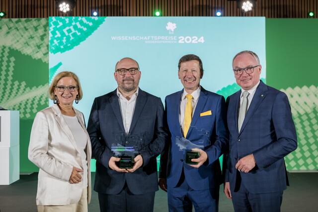 Landeshauptfrau Mag. Johanna Mikl-Leitner, Prim. Assoc. Prof. PD Dr. Thomas Eiwegger,
Leiter der Klinischen Abteilung, Univ.-Prof. Dr. Ludwig Huber und LH-Stellvertreter Dr. Stephan Pernkopf | Foto: Universitätsklinikum St. Pölten