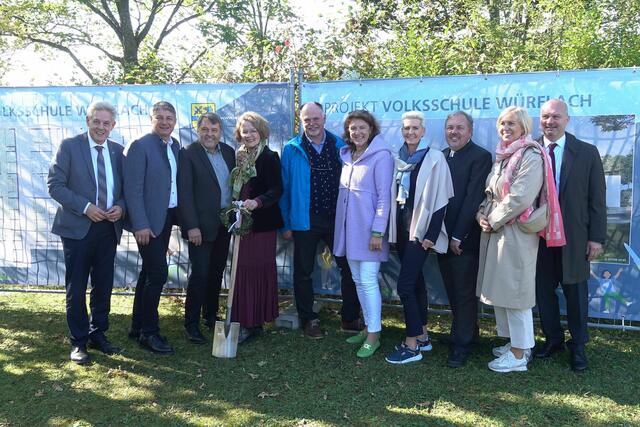Spatenstichfeier mit LR Teschl-Hofmeister, Bezirkshauptfrau Grabner-Fritz, LA Hermann Hauer und einer Delegation der Gemeinde Würflach. | Foto: Ziegler