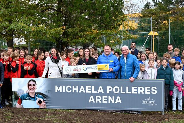 Eröffnung der Michaela Polleres-Arena mit der Ternitzer Jugend. | Foto: Kristin Stocker/Stadtgemeinde Ternitz