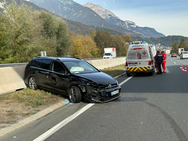 Bei einem Unfall auf der Inntalautobahn bei Stans ist am Dienstagmittag ein Pkw seitlich mit einem Lkw kollidiert. Die Mutter und der Vater der Fahrerin wurden verletzt ins Krankenhaus gebracht. | Foto: ZOOM.TIROL