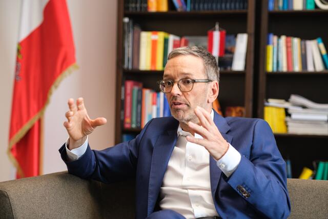 Während der FPÖ-Chef heute von seinem Treffen mit dem ÖVP-Obmann erzählen will, kommt Nehammer mit SPÖ-Obmann Babler und Neos-Chefin Meinl-Reisinger zusammen. | Foto: Roland Ferrigato