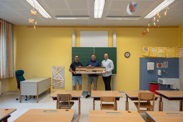 Lumitech und KITEO gehören zu den Größten in der Beleuchtungsbranche: Viele Gemeinden rüsten ihre öffentlichen Gebäude, wie hier die Volksschule St. Martin an der Raab auf LED um.  | Foto: Lumitech