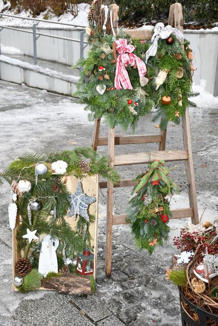 Allerlei Weihnachtliches gibt es beim Adventmarkt in Alberndorf zu entdecken. | Foto: Johann Stadler