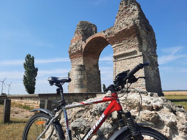Die "Römer Tour" führt beim Heidentor in Petronell-Carnuntum vorbei. | Foto: Donau Niederösterreich/Neubauer
